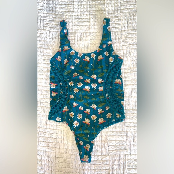 benoa swim lotus collection - Picture 1 of 2